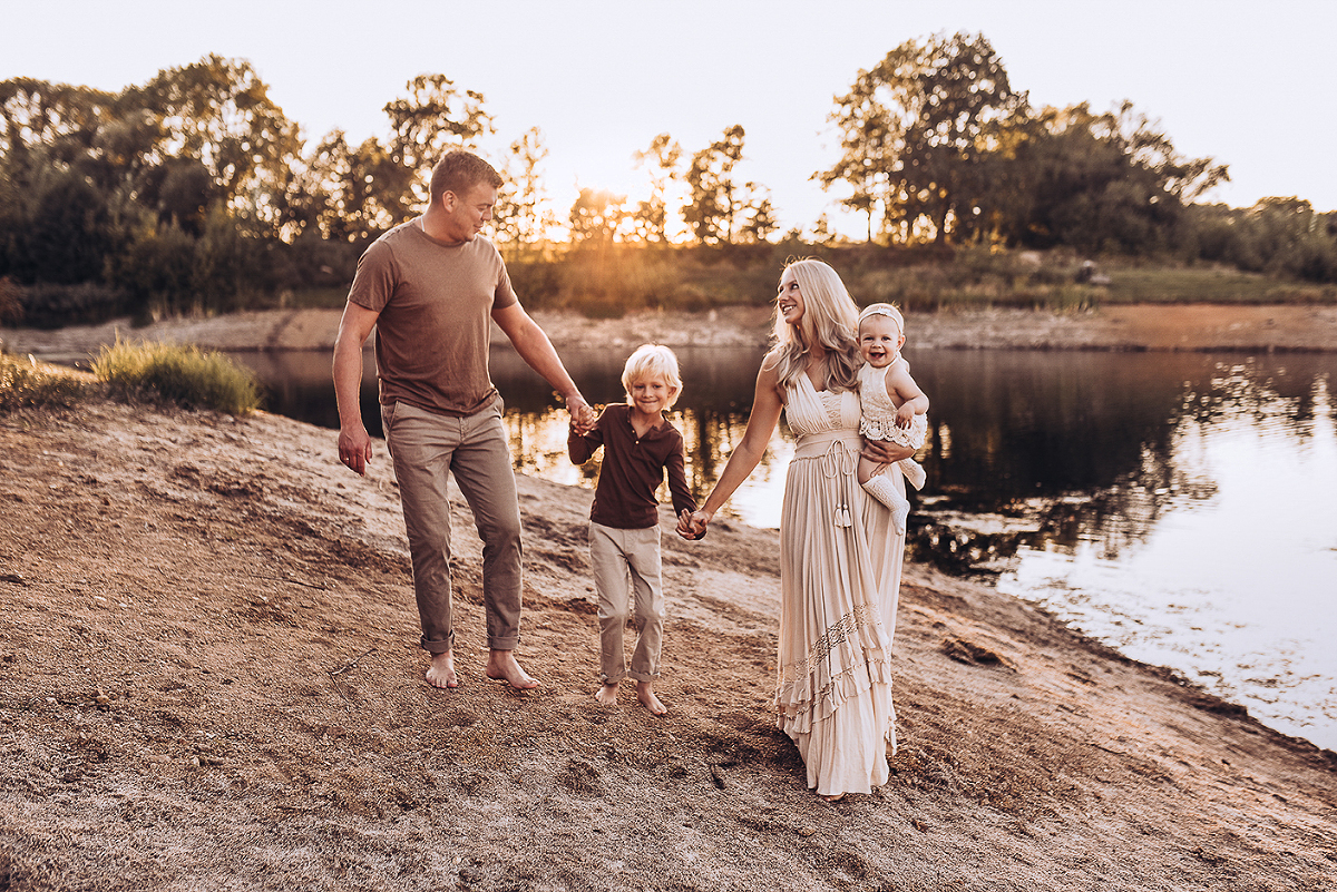 Familienshooting am See mit Kindern im Sonnenuntergang