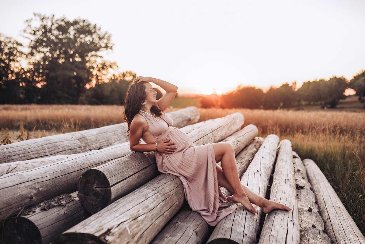 Babybauchshooting im Sonnenuntergang bei Fotografin Edda Bengelsdorf zwischen Dresden und Meißen