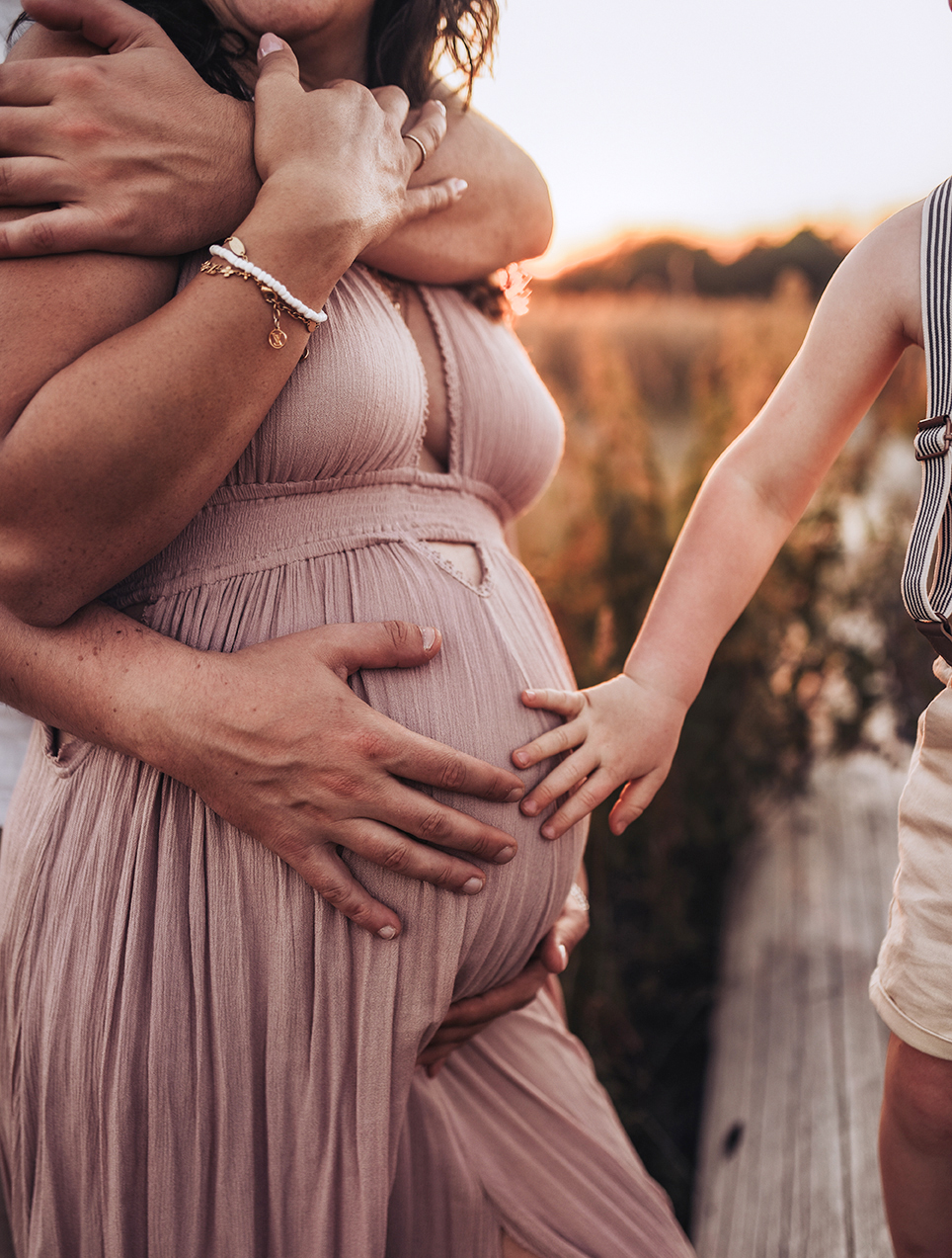 Babybauchshooting im Sonnenuntergang bei Fotografin Edda Bengelsdorf zwischen Dresden und Meißen