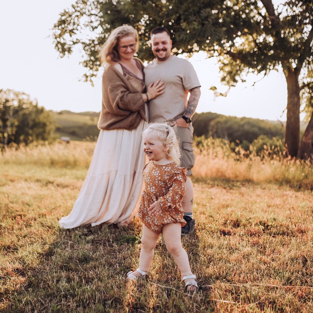 Familienshooting im Sonnenuntergang bei Fotografin Edda Bengelsdorf zwischen Dresden und Meißen