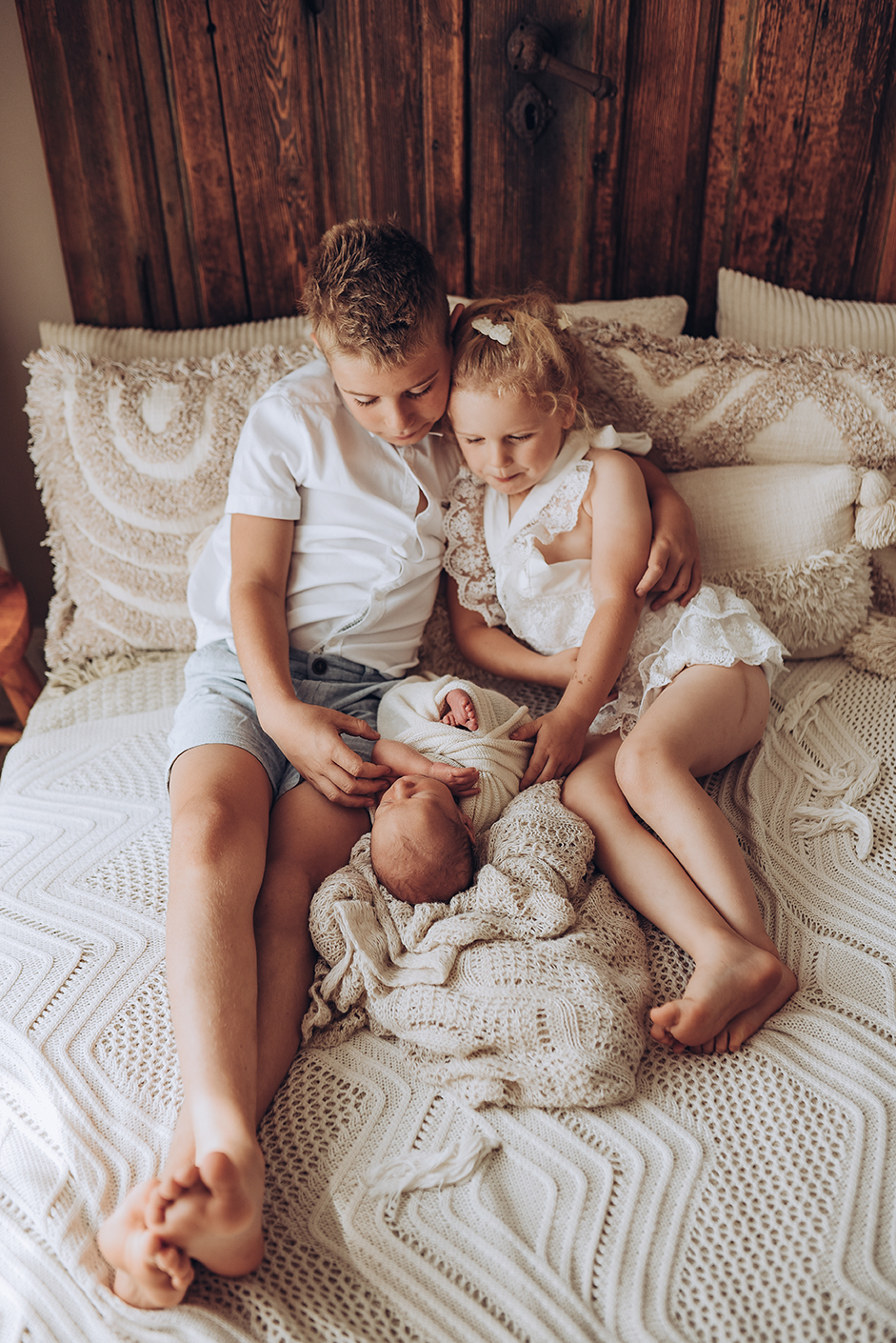 Newbornshooting mit Geschwisterkindern im Bohostil bei Babyfotografin Edda Bengelsdorf zwischen Dresden und Meißen